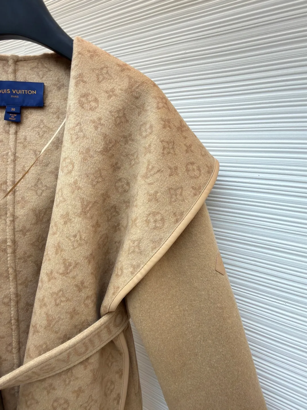 LOUIS VUITTON Wool lace-up wrap hooded coat (mid-length) ●Item number: 1682299-J025 ●Fabric: wool fabric ●Technology: jacquard production ●Color: khaki ●Version: loose fit ●Weight: about 1725 grams ●Size: 34-36-38-40 ●Description: This presbyopic wool coat is made of double-sided blended wool fabric imported from Italy. The main part is made of high-density matte black wool, which has been pre-shrunk and steam-set to ensure that the fabric is stiff and not easily deformed. The large lapel and belt areas use jacquard weaving technology to present the classic presbyopic pattern as a three-dimensional texture. The pattern is digitally positioned and plated to ensure that the texture is symmetrical and clear. The body of the garment is unlined and double-sided sewn to reduce the weight of the garment while improving skin-friendliness. The cuffs and hem are hand-stitched to reveal exquisite details. The waist is customized with a wide belt of the same fabric, with an adjustable buckle design with invisible stitching, allowing the silhouette to be freely adjusted; the neckline adopts a double-layer composite structure, combined with the fixation process of hand-made arch stitches, to make the large lapels more three-dimensional. Every splicing follows the precision sewing standard of 1cm/8 stitches, perfectly integrating craftsmanship and design aesthetics. The overall wiring is straight and delicate, the fabric is comfortable and soft, and the color is consistent without color difference. It can be matched with the same style to create a fashionable look and control various occasions. Customized accessories, complete with three standards, same style for men and women!